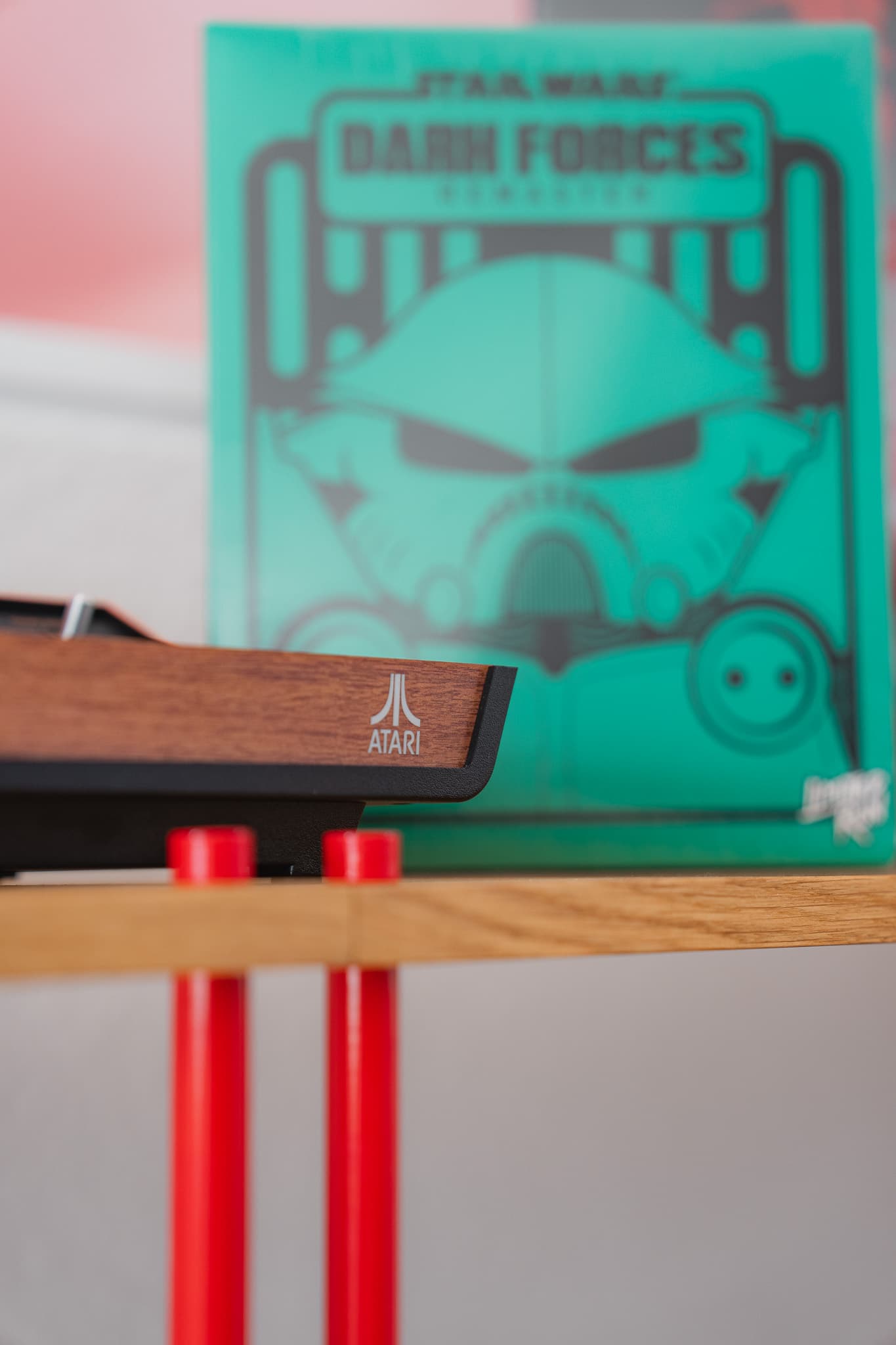 KUUDU Regal in Eiche mit Stangen in Atari-Rot bei Atari Europe in Münster