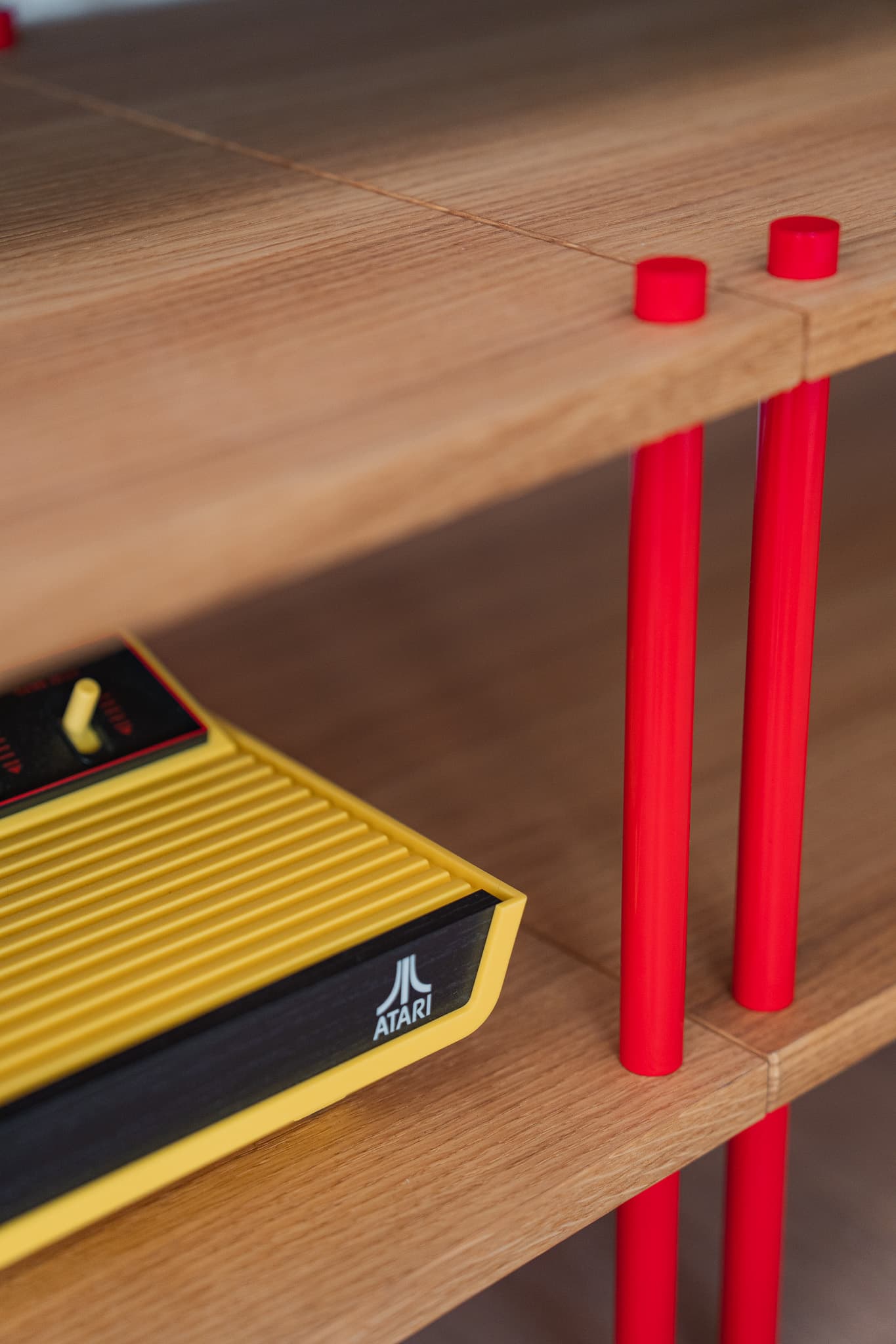 KUUDU Regal in Eiche mit Stangen in Atari-Rot bei Atari Europe in Münster
