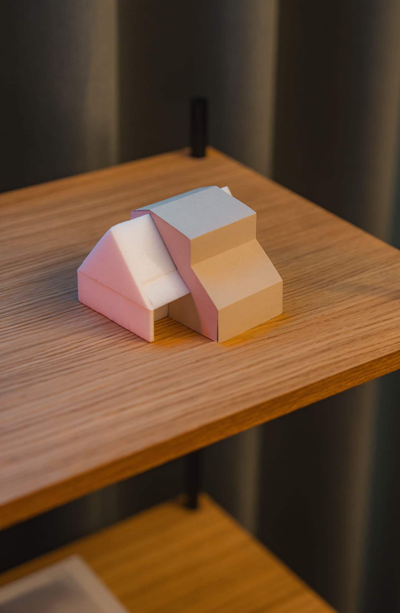 Architekturmodell aus Holz auf einem KUUDU Boden