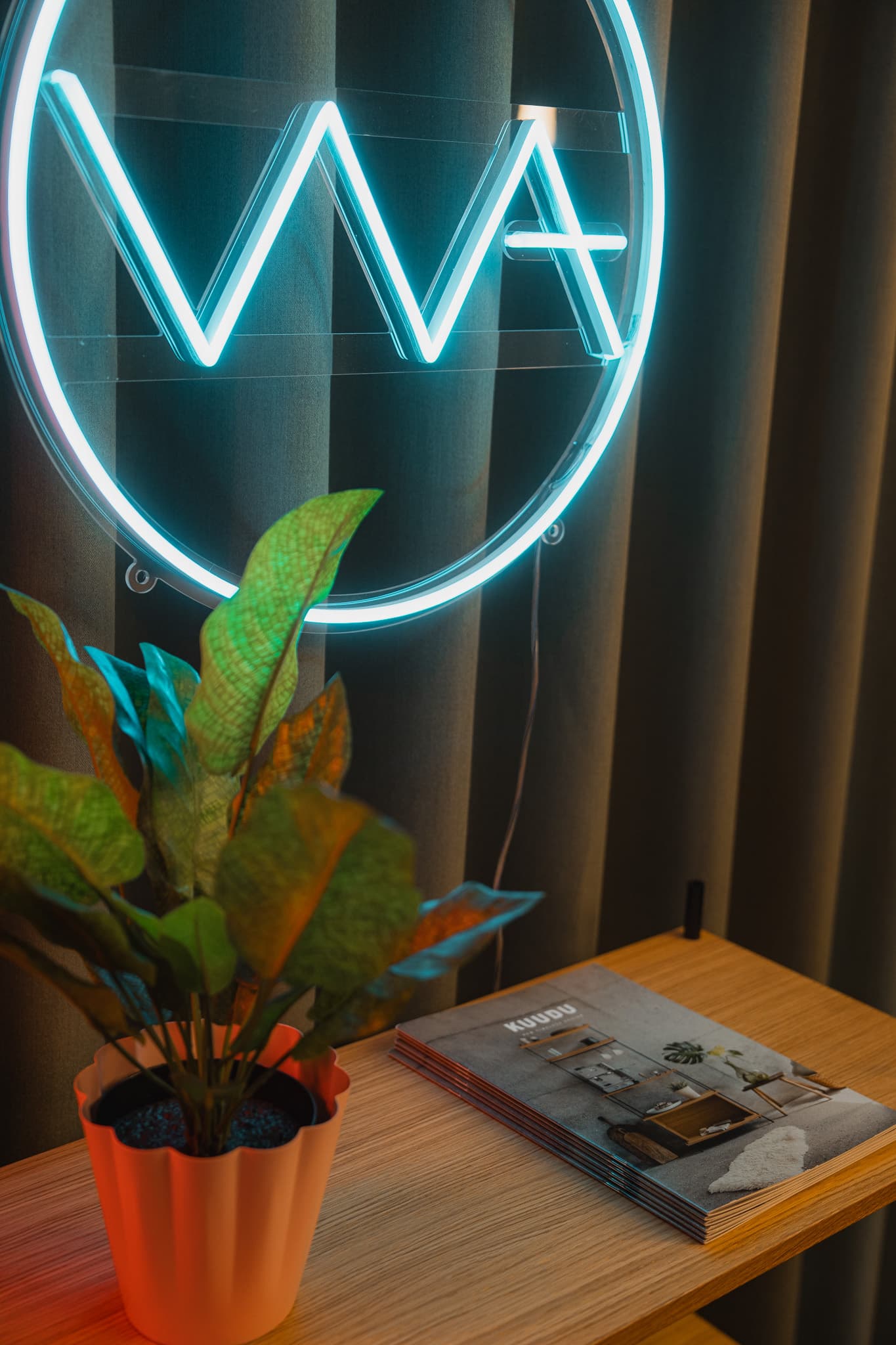 Neon-Logo WA mit Pflanze und KUUDU Boden