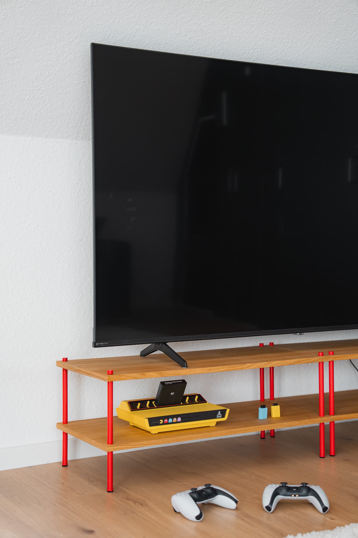 KUUDU Regal in Eiche mit Stangen in Atari-Rot bei Atari Europe in Münster