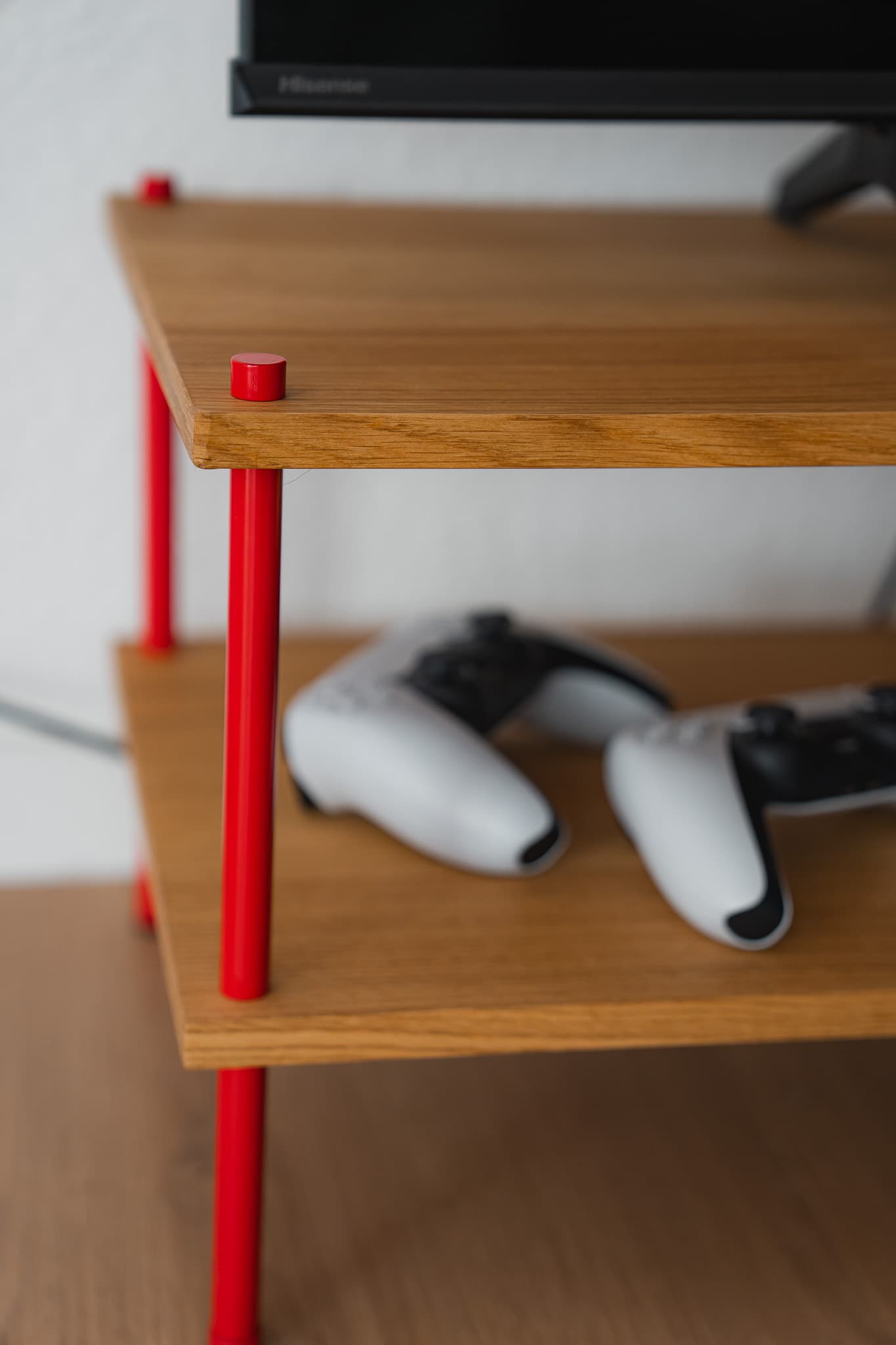 KUUDU Regal in Eiche mit Stangen in Atari-Rot bei Atari Europe in Münster