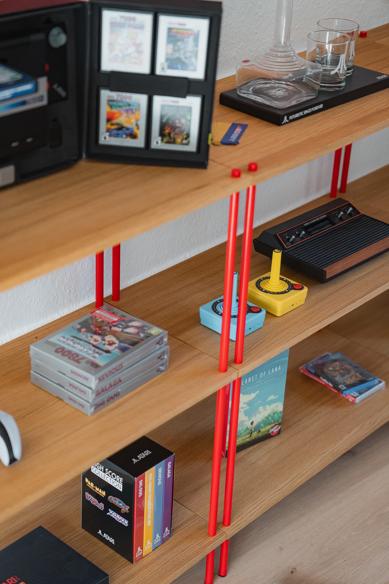 Atari-Sammlung auf einem KUUDU Regal in Eiche bei Atari Europe