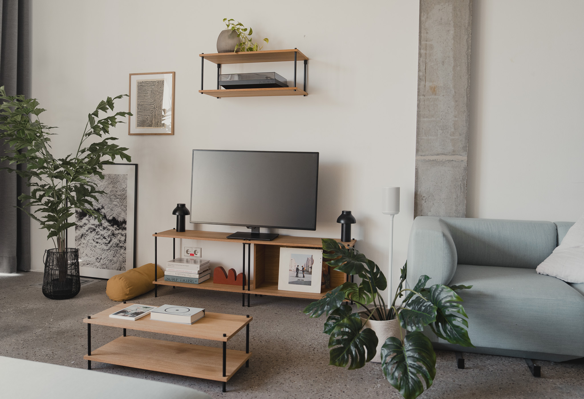 Homely living room with a KUUDU wall shelf, a KUUDU media board and a matching KUUDU oak coffee table