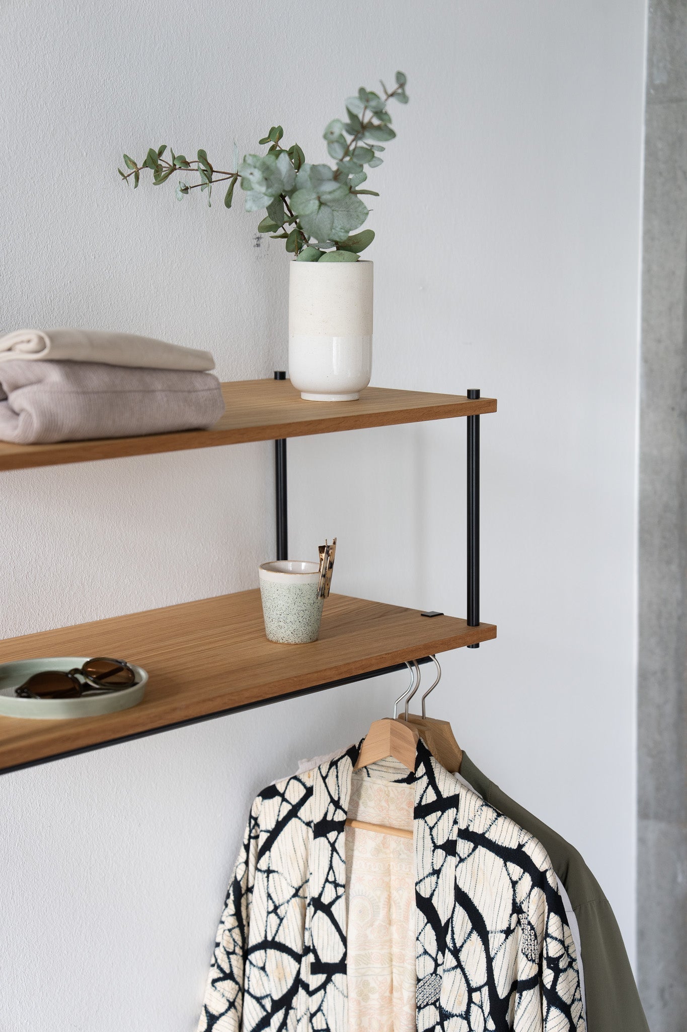 Floating Hanging Wardrobe Rail with Top Shelf - KUUDU Modular Shelving System - Oak