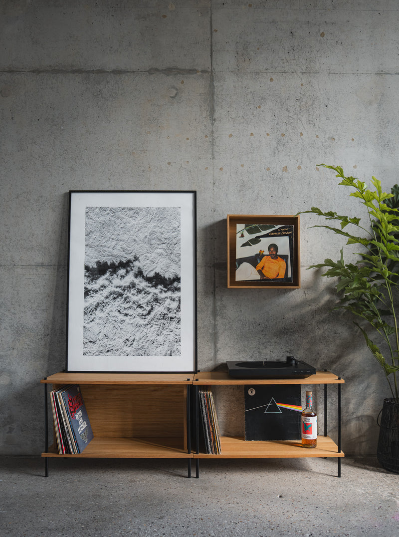 KUUDU im Wohnraum: Lowboard mit Vinyl und großem Bild