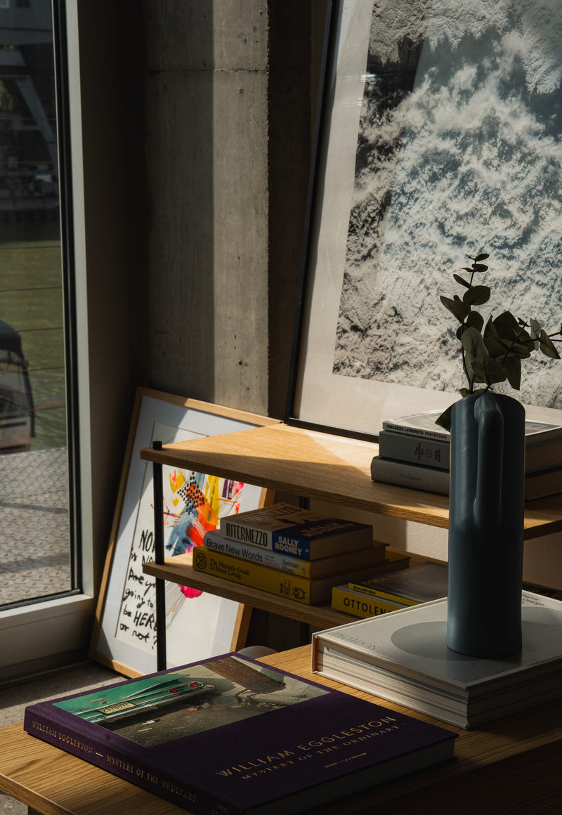 KUUDU im Wohnraum: gestylt mit Büchern am Fenster